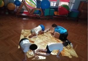 Dzieci bawią się z wykorzystaniem Magicznego dywanu
